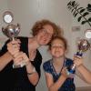 Inga feiert den Erfolg am OSEW zusammen mit ihrer Tochter Iris, die ebenfalls am OSEW mit ihrem Saxophon teilgenommen hat